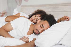 couple-sleeping-in-bed