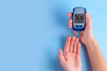 hands-hold-glucose-meter